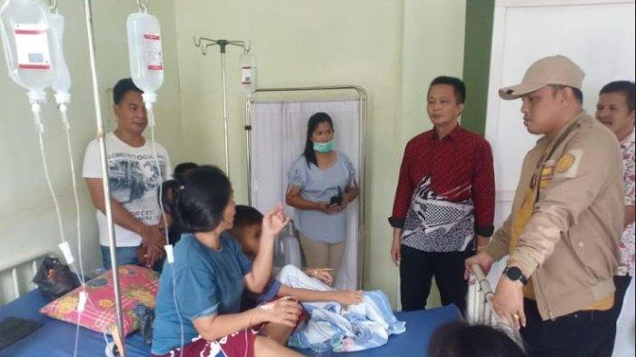 Kondisi jemaat Gereja BNKP Dima Resort 27, Kecamatan Hiliduho, usai keracunan makanan saat melaksanakan kebaktian subuh Paskah, Minggu (31/03/2024) kemarin. Dari 38 warga yang keracunan, saat ini sembilan masih dirawat.