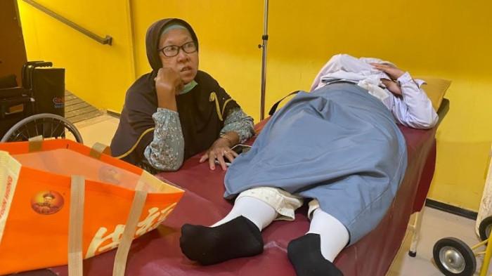 PERAWATAN KLINIK: Nenek Sri menunggu cucunya di klinik Daffina Lubuk Pakam, Rabu (2/9/2026). Total ada 7 orang siswi SMA Negeri 1 Lubuk Pakam yang dilarikan ke Klinik karena mengalami sakit perut bersamaan.