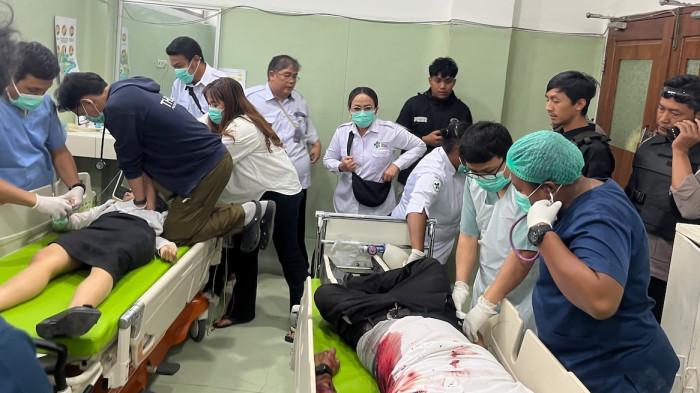 PERTOLONGAN – Sejumlah petugas medis Puskesmas di Distrik Muliama, Kabupaten Jayawijaya, Provinsi Papua Pegunungan sedang memberikan pertolongan medis kepada tiga pegawai Dinas Pertanian yang menjadi korban penembakkan orang tak dikenal (OTK) saat mendistribusikan bantuan pangan (Bapang), Rabu (9/9/2026) sore. 
