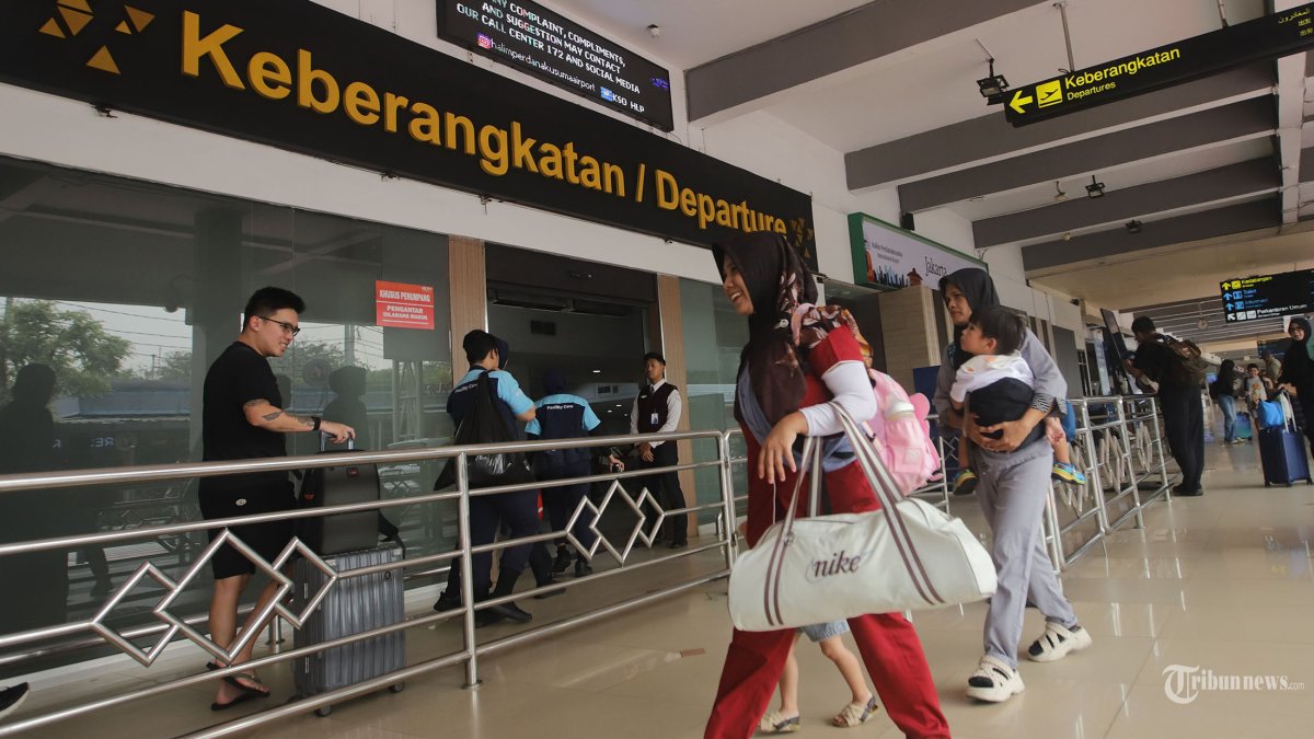 KEMBALI BEROPERASI - Sejumlah penumpang berjalan menuju ruang keberangkatan di Bandara Halim Perdanakusuma (HLP), Jakarta Timur, Selasa (8/9/2026). Aktivitas kembali terlihat setelah sebelumnya operasional bandara ditutup akibat sebaran abu vulkanik. Berdasarkan data penerbangan dari General Manager Operasional Halim Perdanakusuma Kolonel Pnb Ali Sudibyo terdapat 21 penerbangan yang diproyeksikan berangkat dari Bandara Halim pada Selasa (8/9). Tribunnews/Jeprima