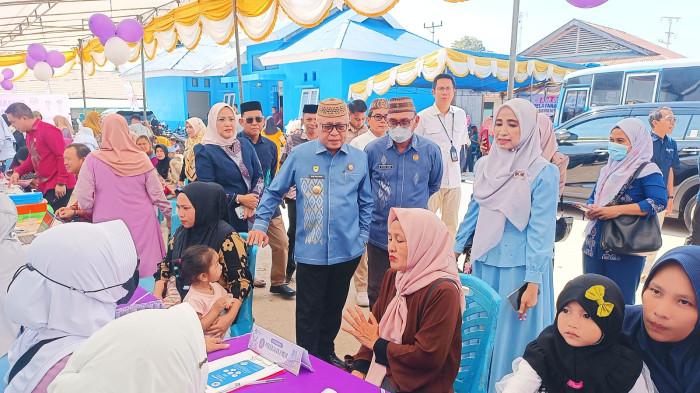 Bupati Gorontalo, Sofyan Puhi, meninjau kegiatan terpadu percepatan penurunan stunting