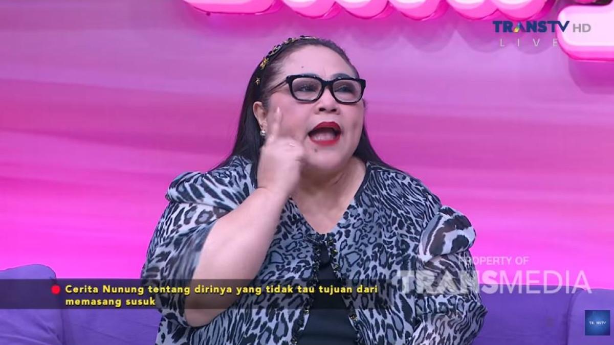 Nunung mengaku pernah memasang susuk di pipi kanan ketika masih berusia 17 tahun dan merintis karier panggung.