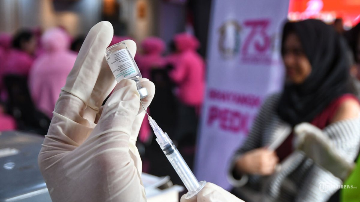VAKSINASI - Sejumlah remaja saat dilakukan Vaksin HPV (Human Papillomavirus) yang digelar Polresta Malang Kota dalam rangka HUT Bhayangkara ke-79 di Ballroom Polresta Malang Kota, Jawa Timur, Kamis (26/6/2025). Polresta Malang Kota menggelar Vaksin HPV dan Pap Smear sebanyak 200 peserta untuk mencegah dan mendeteksi kanker serviks pada perempuan. TRIBUN JATIM/PURWANTO