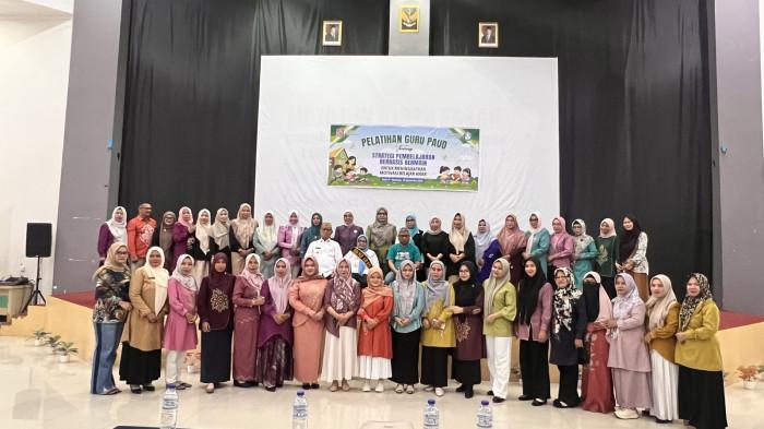 Bupati Bone Bolango, Ismet Mile didampingi Istri Ruwaidah Mile saat menghadiri pelatihan Guru