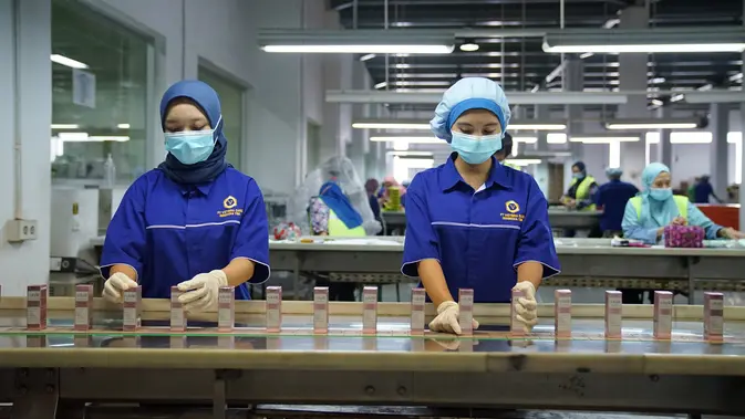 Pelaku industri kosmetik bersiap menghadapi kewajiban sertifikasi halal pada Oktober 2026.
