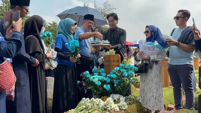 ULANG TAHUN VIDI - Orangtua Vidi Aldiano, Herry Kiss dan Besbarini potong kue di atas makamnya saat ulang tahun suami Sheila Dara, di TPU Tanah Kusir, Jakarta Selatan, Minggu (29/3/2026). Harry Kiss mengungkapkan alasan menantunya tidak hadir ke makam Vidi.