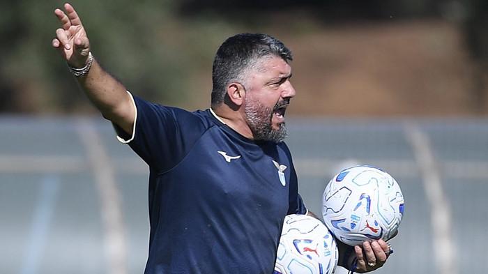 BERI INSTRUKSI - Foto tangkap layar pelatih Lazio Gennaro Gattuso memberi instruksi kepada para pemainnya dalam sesi latihan.