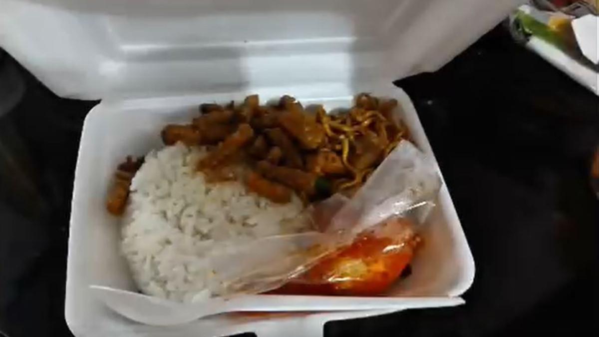 VIRAL THREADS - Wujud makanan yang diberikan oleh pengendara motor yg lewat.