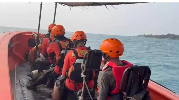 HILANG KONTAK - Tim Basarnas Banten melakukan pencarian lima jurnalis yang hilang kontak saat meliput Gunung Anak Krakatau, Selasa (8/9/2026). Sebelum berangkat, kelima jurnalis ini menginap di hotel yang sama.