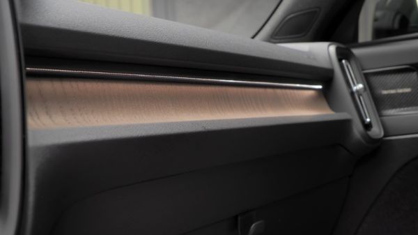 XC40 dashboard trim and ambient lighting