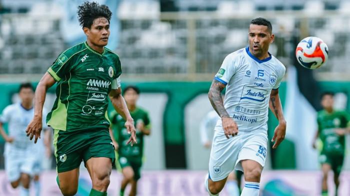 DUEL BOLA - Dua pemain senior, Fachruddin Aryanto dan Beto Goncalves dalam pertandingan Liga 2 2025/2026 antara PSS Sleman vs PSIS Semarang di Stadion Maguwoharjo pada Sabtu (10/1/2026). (Instagram PSIS - 10/1/2026). 