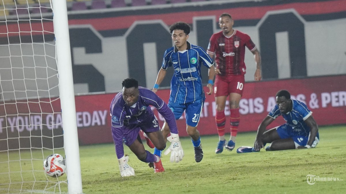 SUPER LEAGUE - Penjaga gawang PSBS Biak, Kadu Monteiro melihat bola masuk ke gawangnya saat melawan Persis Solo dalam pertandingan Super League di Stadion Manahan, Solo, Sabtu (21/2/2026). PSBS Biak berhasil menahan imbang Persis Solo dengan skor 1-1. Tribun Solo/Muhammad Nursina