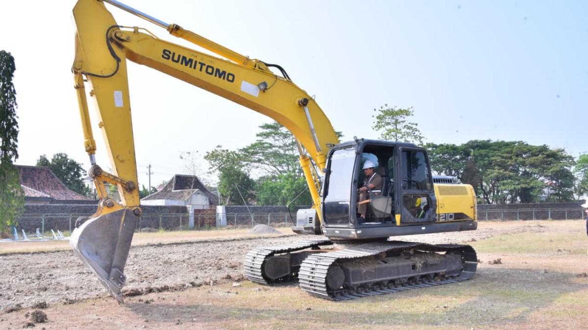 PEMBANGUNAN PEMKAB SUKOHARJO - Pemerintah Kabupaten (Pemkab) Sukoharjo mulai melakukan renovasi lapangan Stadion Gelora Merdeka Sukoharjo.