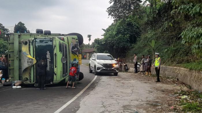 ARUS LALU LINTAS -  truk ekspedisi terbalik di Jalan Poros Majene-Mamuju, tepatnya di RT 1, Dusun Ganno 1, Desa Saletto, Kecamatan Simboro, Kabupaten Mamuju, Sulawesi Barat, Kamis (10/9/2026), kondisi arus lalu lintas masih aman dan bisa dilalui truk maupun bus.