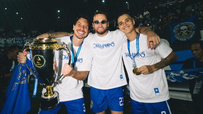 JUARA - Tiga Pemain Persib Bandung, Thom Haye, Marc Klok (tengah), dan Eliano Reijnders sedang merayakan gelar juara Super League 2025/2026 bersama.