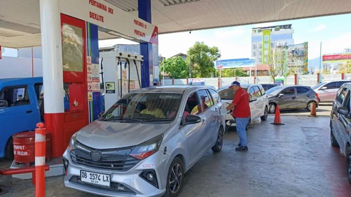Foto Tribunmanado.co.id/Fernando Lumowa Pelayanan pembelian BBM subsidi di SPBU COCO Jalan