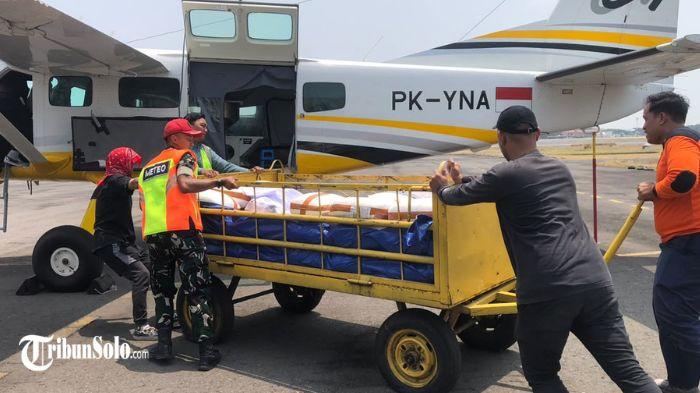 PERSIAPAN - Tim Badan Meteorologi, Klimatologi, dan Geofisika (BMKG) melakukan persiapan Operasi Modifikasi Cuaca (OMC) untuk membantu memadamkan kebakaran TPA Putri Cempo, di Lanud Adi Soemarmo, Boyolali, Kamis (10/9/2026). BMKG menjalankan operasi tersebut dengan memanfaatkan awan yang berpotensi menghasilkan hujan di sekitar wilayah Solo.
