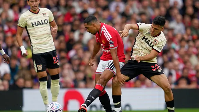 Youri Tielemans dari Manchester United, tengah, berebut bola dengan Marcelino Nunez dari Ipswich Town selama pertandingan Liga Inggris antara Manchester United dan Ipswich Town di Manchester, Inggris, Minggu, 30 Agustus 2026. (AP Photo/Dave Thompson)
