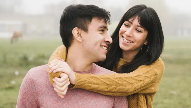 Wanita yang merangkul prianya (Foto: Freepik/freepik).