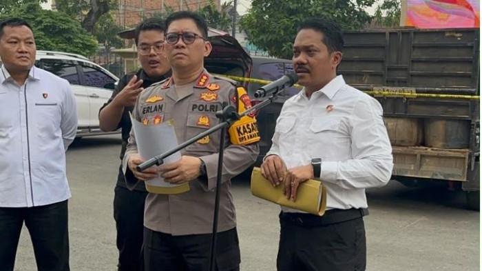Kasubdit Ditreskrimsus Polda Jambi AKBP Hadi Handoko saat konferensi pers terkait penindakan penyalahgunaan BBM di Mapolda Jambi pada Kamis (10/9/2026) sore.