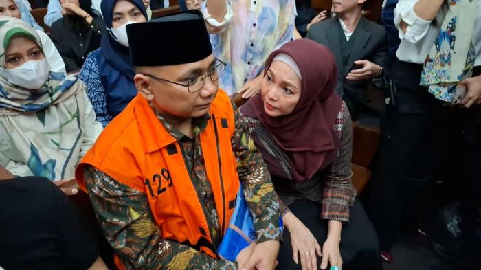 SIDANG KASUS YAQUT - Eks Menag Yaqut Cholil Qoumas bersama istrinya, Eny Retno Purwaningtyas, jelang sidang perdana kasus dugaan korupsi kuota haji, di Pengadilan Tpikor Jakarta Pusat, Selasa (11/8/2026). (Ibriza/Tribunnews)