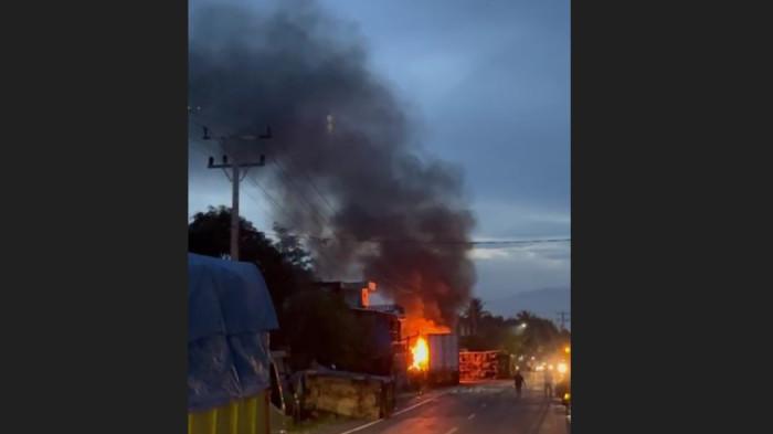 KECELAKAAN BERUNTUN - Kondisi mobil kontainer yang terbakar akibat kecelakaan beruntun di Sibolangit, Deliserdang, Kamis (10/9/2026) subuh. Kecelakaan ini diduga disebabkan karena truk kontainer mengalami rem blong.