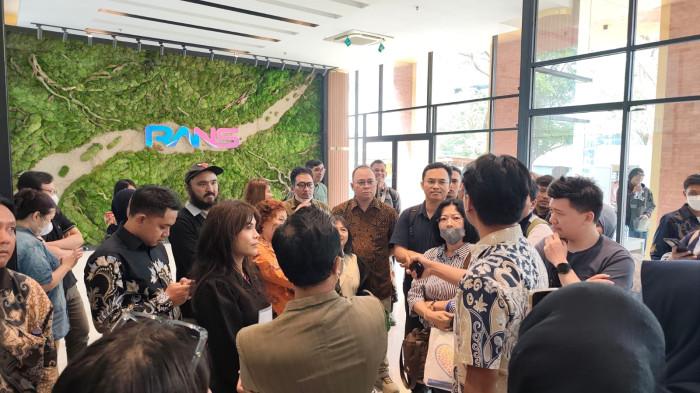 RUPSLB RANS - Puluhan pemegang saham PT RANS Entertainment Indonesia Tbk menggelar aksi protes di RANS Office Building, BSD, Tangerang Selatan, Kamis (10/9/2026).
