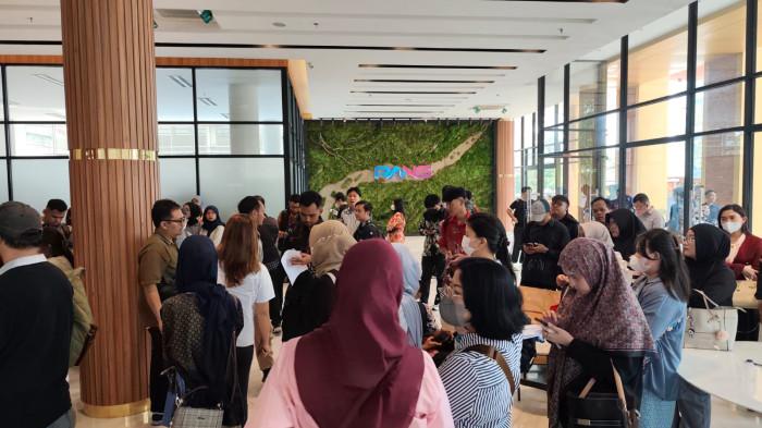 RUPSLB RANS - Puluhan pemegang saham PT RANS Entertainment Indonesia Tbk menggelar aksi protes di RANS Office Building, BSD, Kota Tangerang Selatan, Banten, Kamis (10/9/2026).