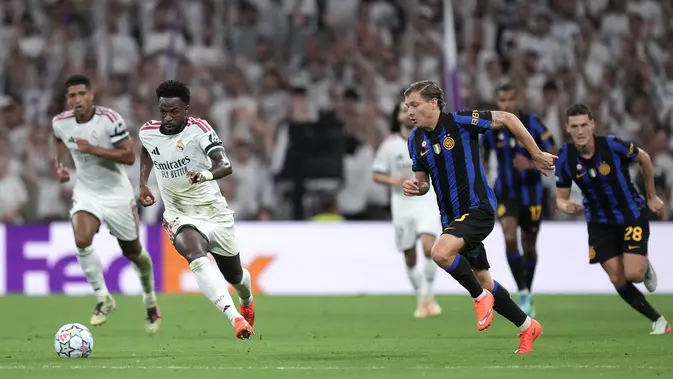 Pemain Real Madrid Vinicius Junior menggiring bola dikejar pemain Inter Milan Nicolo Barella dalam laga Liga Champions antara Real Madrid vs Inter Milan di Madrid, Spanyol, Selasa, 8 September 2026. (AP Photo/Bernat Armangue)