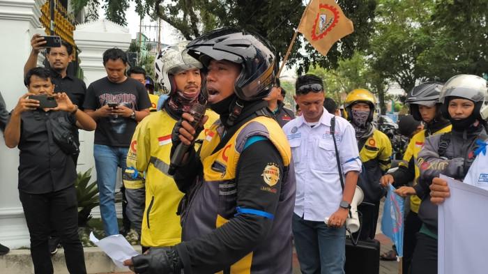 AKSI DEMO- Perwakilan driver Maxim, Darma, menyampaikan keluhan terkait potongan aplikasi saat menggelar unjuk rasa di depan Kantor DPRD Sumbar, Kamis (10/9/2026). Darma mengatakan pajak aplikasi dan fitur turbo sangat memberatkan pada para driver dengan ekonomi menengah ke bawah.