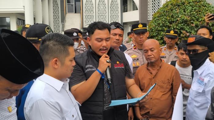 AKSI DEMO- Aksi yang digelar Konfederasi Serikat Pekerja Seluruh Indonesia (KSPSI) Sumatera Barat di Kantor DPRD Sumbar berlangsung damai, Kamis (10/9/2026).