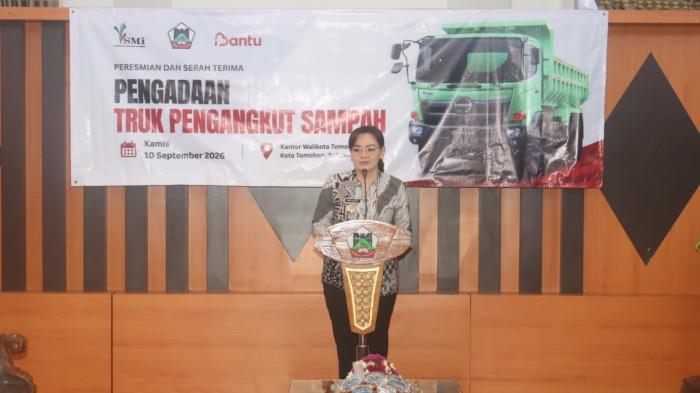 BANTUAN - Pemerintah Kota (Pemkot) Tomohon menerima bantuan satu unit truk pengangkut sampah melalui program Tanggung Jawab Sosial dan Lingkungan (TJSL) dari PT Sarana Multi Infrastruktur (PT SMI). Serah terima bantuan tersebut berlangsung di Ruang Rapat Wali Kota Tomohon, Jalan Slanag, Kolongan Satu, Kec. Tomohon Tengah, Kota Tomohon, Sulawesi Utara pada Kamis (10/9/2026).