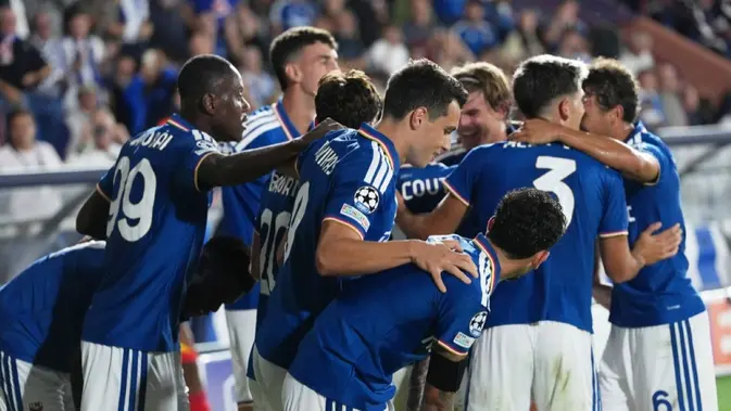 Pemain Como 1907 merayakan gol yang dicetak Assane Diao dalam laga debut klub Italia itu di Liga Champions. Como menang 4-1 atas RB Leipzig dalam pertandingan yang digelar pada Jumat (11/9/2026) dini hari WIB. (AP Photo/Luca Bruno)