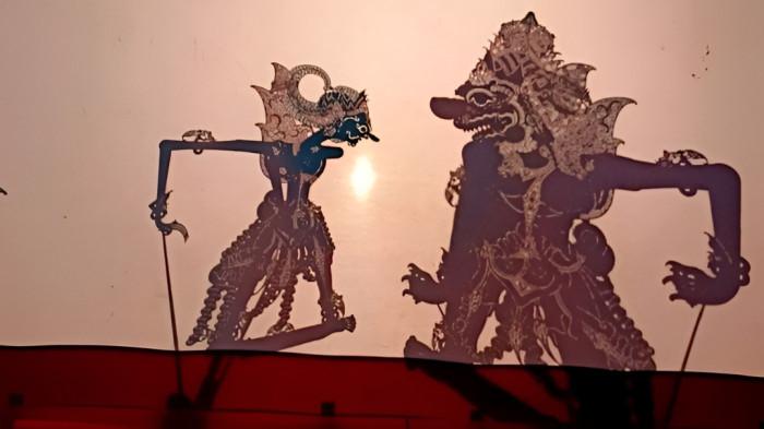WAYANG KULIT- Ilustrasi pertunjukan wayang kulit yang merupakan bagian dari kesenian masyarakat Jawa.