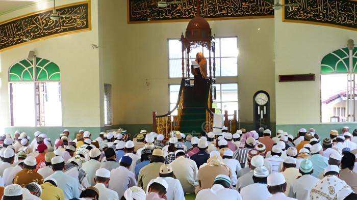 KHUTBAH JUMAT- Ilustrasi foto Khutbah Jumat di sebuah masjid. Tampak seorang khatib sedang berada di atas mimbar menyampaikan ceramah.