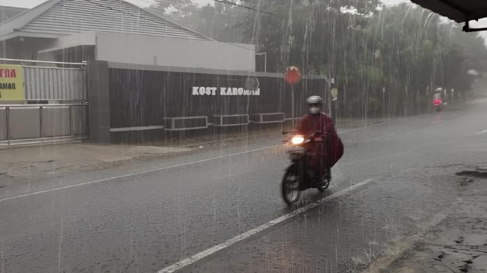 HUJAN LEBAT- Kondisi cuaca hujan lebat yang terjadi pada malam hari mengganggu jarak pandang pengguna jalan. Akibat hujan deras, jalanan pun menjadi licin.