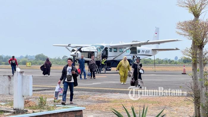 Momen saat Pesawat Susi Air Landing dan menurunkan penumpang dari Jambi di Bandara Dabo Singkep, Kabupaten Lingga, Provinsi Kepulauan Riau, Kamis (10/9/2026).