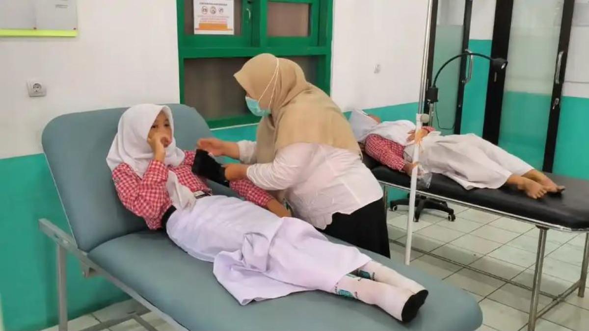 JALANI PERAWATAN - Pelajar SMPN 1 Gembong mendapat perawatan dari petugas medis di Puskesmas Gembong, Kabupaten Pati, Jawa Tengah, setelah mengalami gejala keracunan makanan, Rabu (9/9/2026). Sebanyak 230 pelajar dari dua sekolah diduga mengalami keracunan MBG
