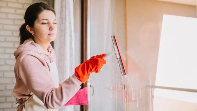 Gunakan Squeegee dan Lap Bilahnya Setiap Tarikan. (Foto: Magnific/Magnific)