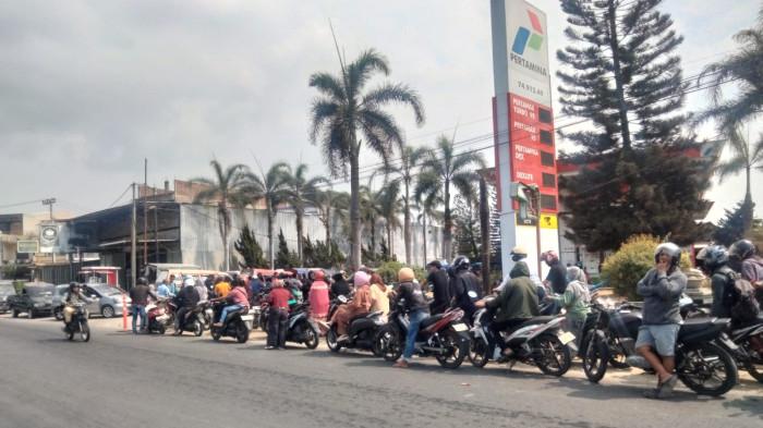 ANTREAN BBM - Antrean kendaraan mengular hingga mencapai satu kilometer di SPBU Wonomulyo, Kabupaten Polman, Sulbar, Senin (7/9/2026). Kondisi antrean panjang ini sudah terjadi selama satu pekan terakhir. Warga antre sejak pagi buta.
