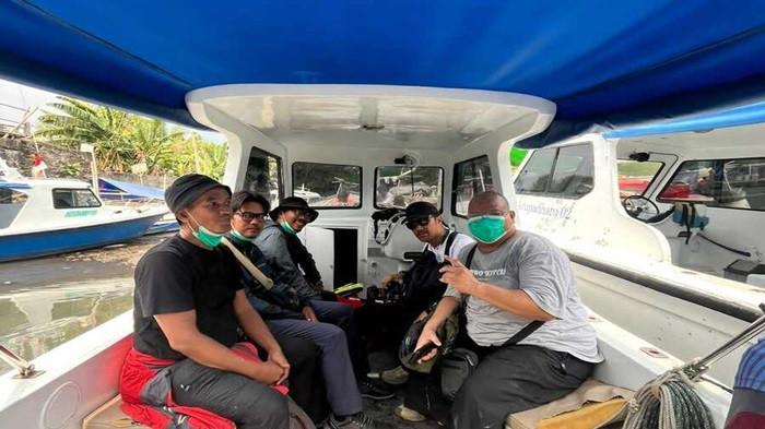 FOTO BERSAMA - Lima orang jurnalis sebelum berangkat menuju gunung anak Krakatau pada Senin (7/9/2026). Kelimanya bersama tiga orang awak kapal dan pemandu dikabarkan hilang dan masih dalam proses pencarian.