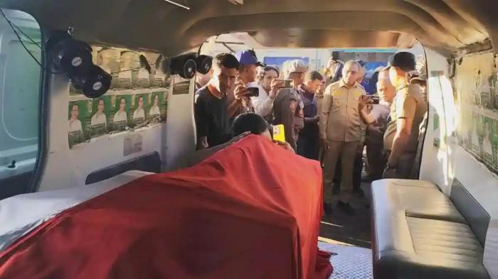 PELUK PETI - Keluarga saat memeluk peti jenazah almarhumah Wili Mbuik ketika tiba di Kupang, Jumat (11/9/2026). Wili menjadi salah satu korban kekerasan KKB di Kabupaten Jayawijaya Provinsi Papua Pegunungan. 