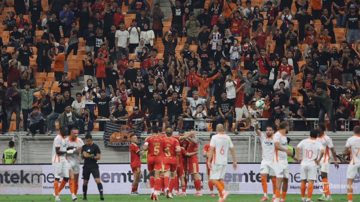 MENANG TELAK - Selebrasi pesepak bola Persija usai menjebol gawang Brisbane Roar FC pada pertandingan persahabatan internasional di Jakarta International Stadium (JIS), Jakarta, Sabtu (29/8/2026). Persija Jakarta menang atas Brisbane Roar FC dengan skor akhir 4-0. Difoto menggunakan Canon EOS R3. TRIBUNNEWS/HERUDIN