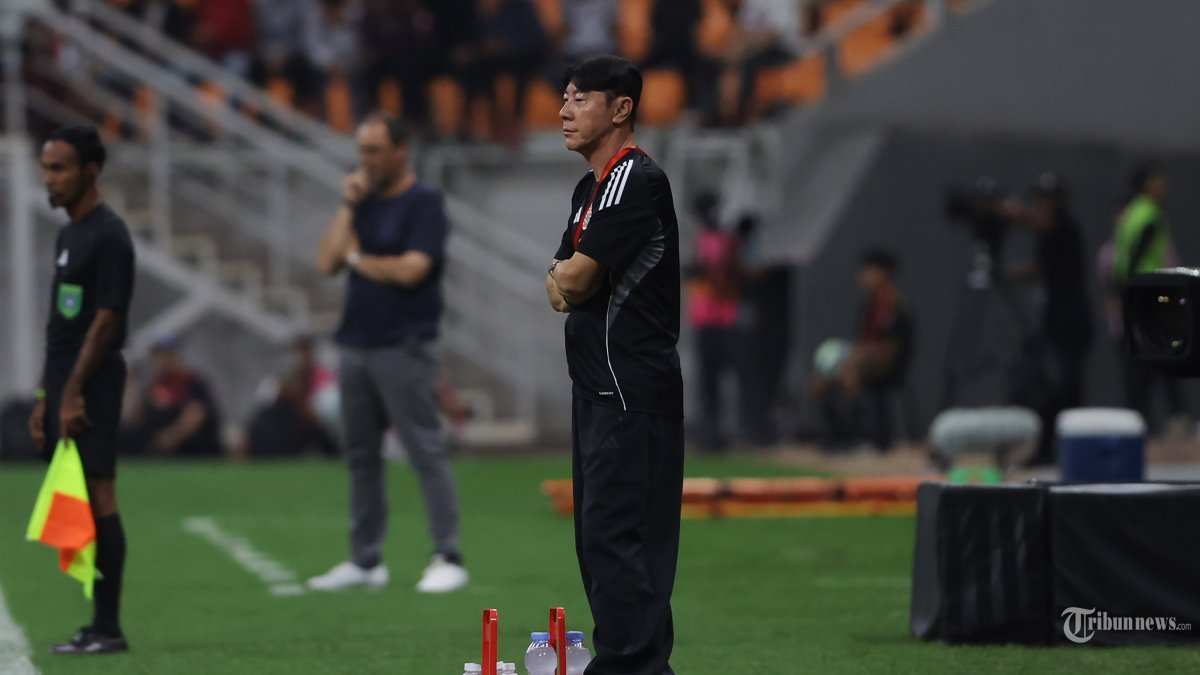 MENANG TELAK - Pelatih Persija, Shin Tae-yong mengamati permainannya saat melawan Brisbane Roar FC pada pertandingan persahabatan internasional di Jakarta International Stadium (JIS), Jakarta, Sabtu (29/8/2026). Persija Jakarta menang atas Brisbane Roar FC dengan skor akhir 4-0. Difoto menggunakan Canon EOS R3. TRIBUNNEWS/HERUDIN