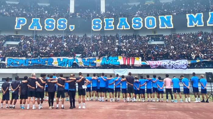 BOBOTOH - Ribuan Bobotoh memadati Stadion Gelora Bandung Lautan Api (GBLA), Kamis (10/9/2026). Kehadiran mereka menjadi injeksi motivasi bagi skuad Persib yang tengah bersiap menghadapi Persija Jakarta pada pekan kedua Super League 2026/2027.