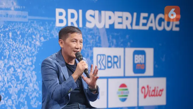 Direktur Utama I.League, Ferry Paulus memberikan keterangan dalam konfrensi pers BRI Super League 2025/2026 di SCTV Tower, Jakarta, Minggu (3/8/2025). (Bola.com/M Ichsan)