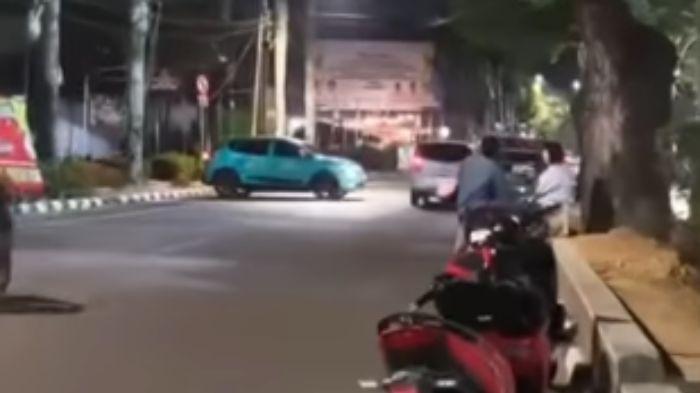 LAWAN ARAH - Mobil Taksi Green SM Melawan Arah Saat Melintas di Kawasan Kambang Iwak Palembang