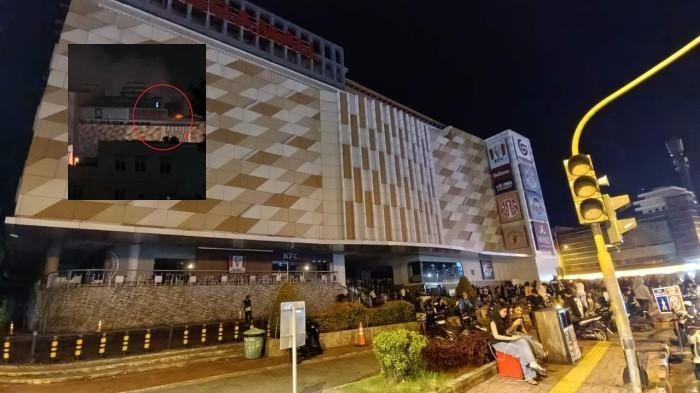 MEGAMALL MANADO - Potret Megamall Manado pada Minggu 17 Mei 2026 dini hari, pascakebakaran Sabtu, 16 Mei 2026 malam. Olah TKP Bidlabfor Polda Sulut dan Inafis Polda Sulut menunjukkan titik sumber api kebakaran Megamall Manado di Ruang Engineering, lantai 3.