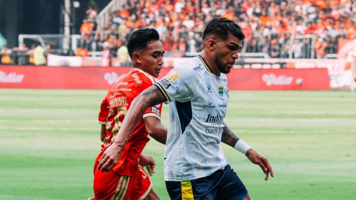 BERDUEL - Aksi gelandang Persib Bandung, Berguinho (kanan) berduel dengan pemain Persija Jakarta, Rayhan Hannan (kiri) pada pertandingan El Clasico Indonesia pekan kedua Super League di SUGBK, Sabtu (12/9/2026) sore WIB.