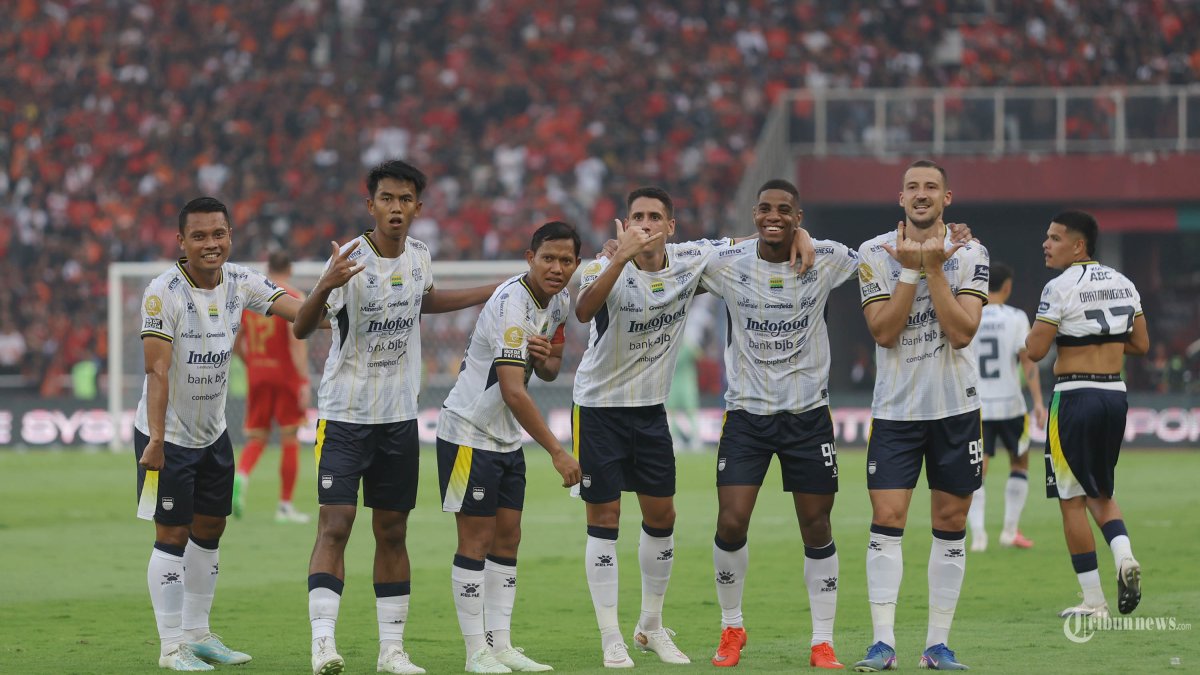 SUPER LEAGUE - Selebrasi pesepak bola Persib Balsa Sekulic dan rekan satu timnya usai menjebol gawang Persija saat pertandingan Super League di Stadion Utama Gelora Bung Karno (SUGBK), Jakarta, Sabtu (12/9/2026). Persija berhasil mengalahkan Persib dengan skor 2-1. Difoto menggunakan Canon EOS R3. TRIBUNNEWS/HERUDIN